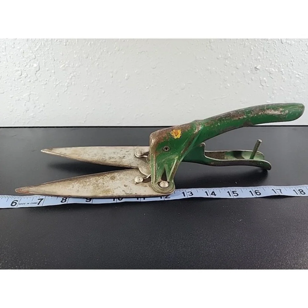 Vintage 1950's Doo Klip Grass Cutting Shears Green‎ Lewis Mfg. Co.